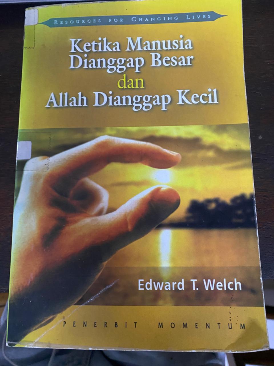 Cover buku Ketika Manusia Dianggap Besar dan Allah Dianggap Kecil