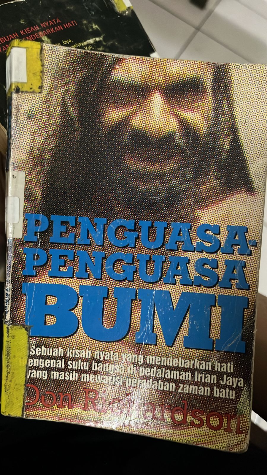 Cover buku Penguasa-Penguasa Bumi