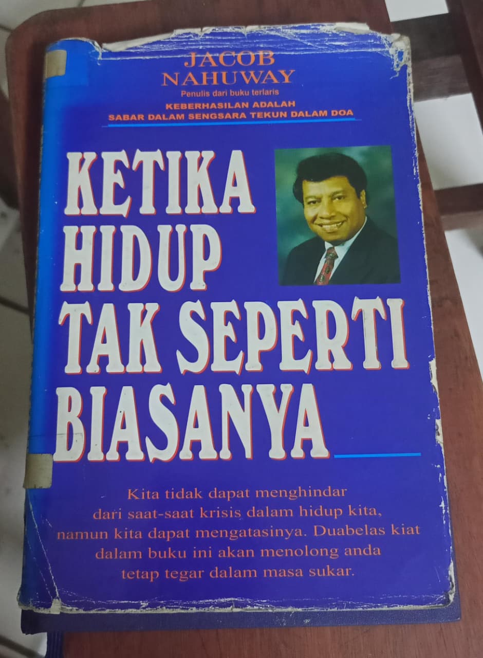 Cover buku KETIKA HIDUP TAK SEPERTI BIASANYA