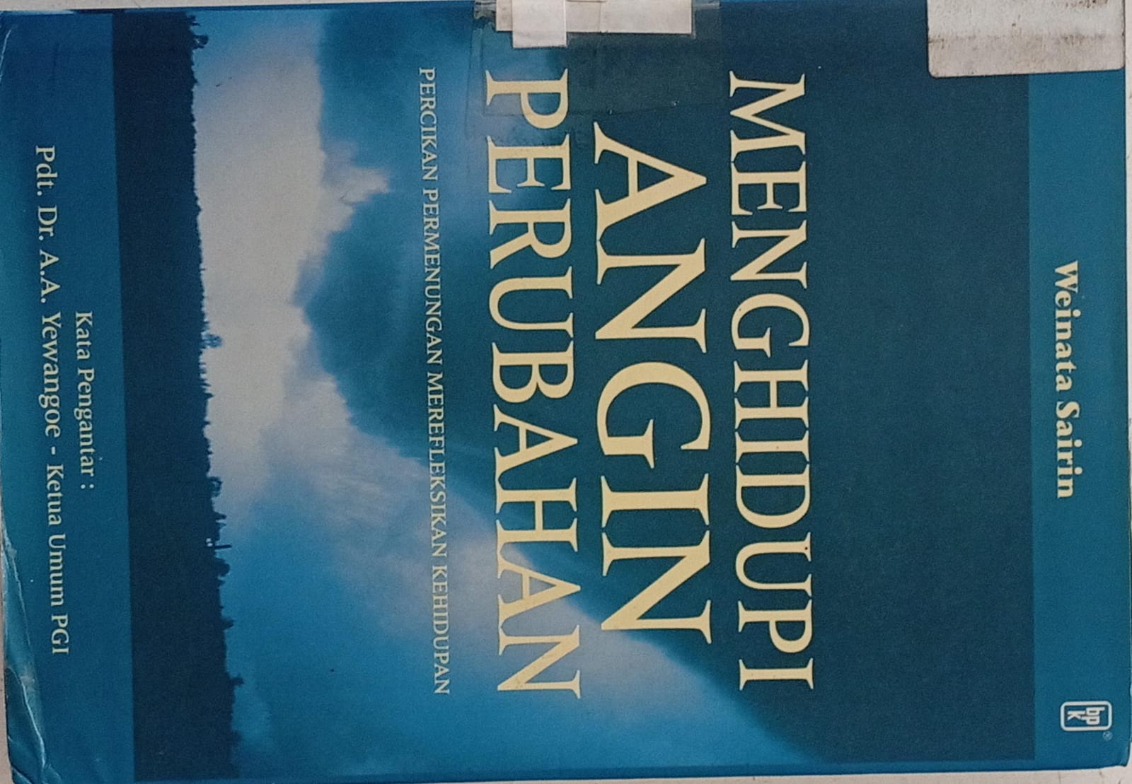 Cover buku Menghidupi Angin Perubahan