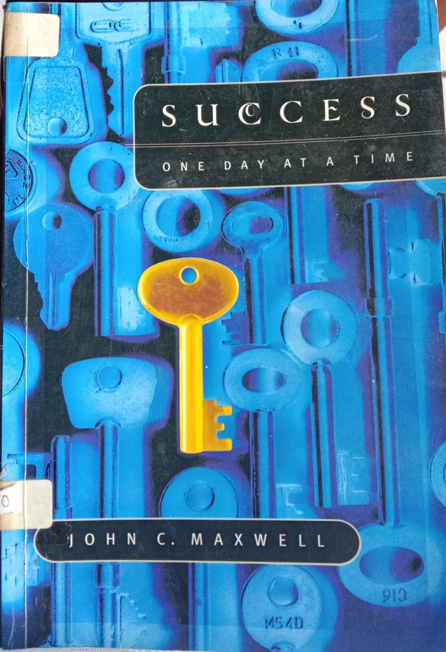 Cover buku Success on day at a time